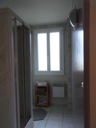 baño con ventana y ducha a ras de suelo en Chambres d'hôtes Le Gilliard en Chavanges