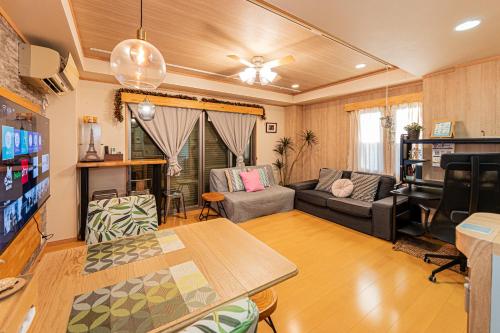 Home Story in Tokyo 西新井一棟貸しBBR15広々リビングルーム&東京屋語