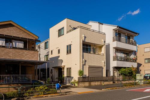 Home Story in Tokyo 西新井一棟貸しBBR15広々リビングルーム&東京屋語