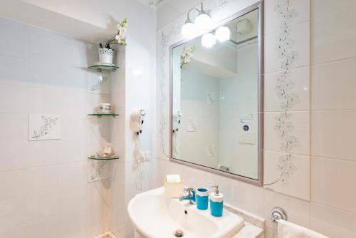 Un baño de Etere in Prati Rooms