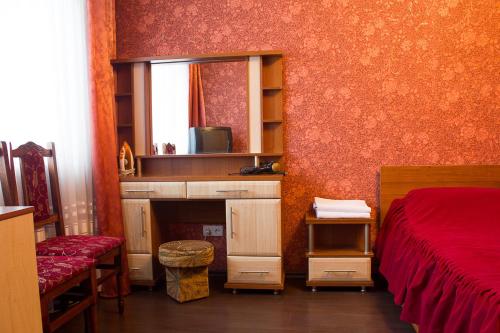 ヴィーンヌィツャにあるApartments near centerのベッドルーム(ベッド1台、鏡付)