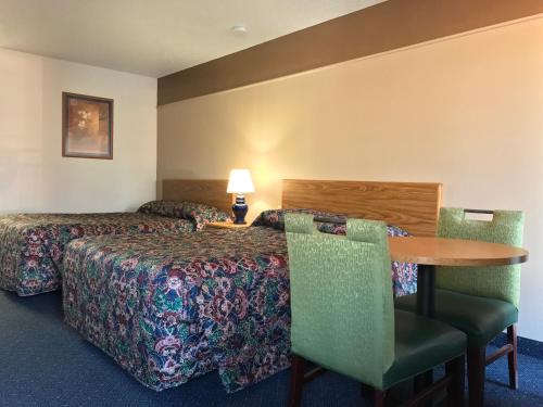 מיטה או מיטות בחדר ב-American Inn Kansas City, KS