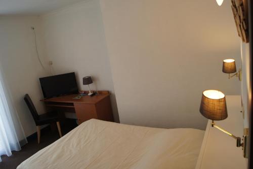 Llit o llits en una habitació de Hotel Bouillon