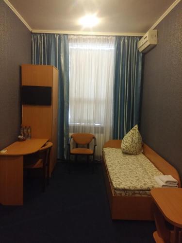 a small room with a bed and a window at Delta Hotel in Vylkove