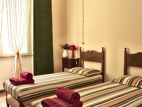 two beds sitting next to each other in a room at Domo Silvia E Paolo in Nuoro