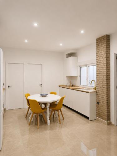 Casa Anjelita es un espacioso alojamiento en el Bajo Albaicin, 3 dormitorios, todo climatizado, ideal para ocio o trabajo a un paso del centro historico y de la sede de la universidad