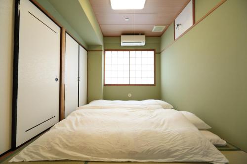 Tempat tidur dalam kamar di Hotel Hana Ichirin