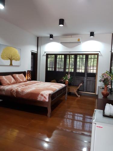Una cama o camas en una habitación de Phutawan Pundao