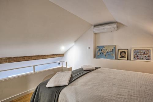 1 dormitorio con cama y ventana en Downtown Boutique Duplex, en Lisboa