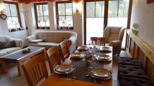 una sala da pranzo con tavolo e sedie di Ferienhaus Orkeklause a Winterberg