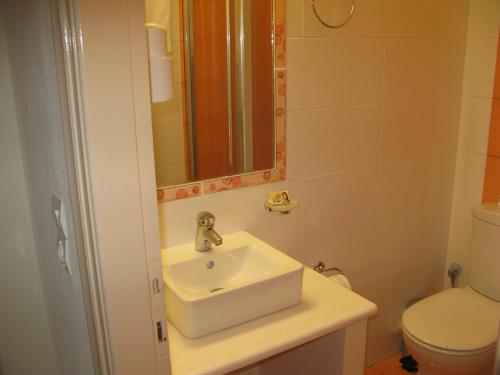 a bathroom with a sink and a toilet at Pension Votsi in Votsi