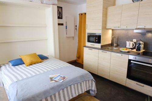 Studio with balcony 50 m from the beach