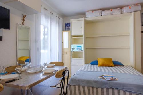 Studio with balcony 50 m from the beach