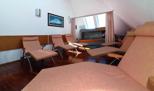 a waiting room with chairs and a bed at Altstadthotel Bräuwirt in Weiden