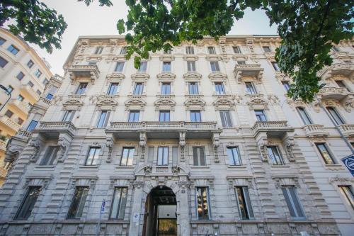 HACCA Collection - Central Milan Elegant Period 2BR 2 Baths