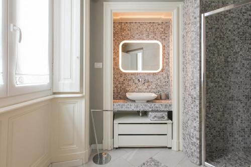 HACCA Collection - Central Milan Elegant Period 2BR 2 Baths