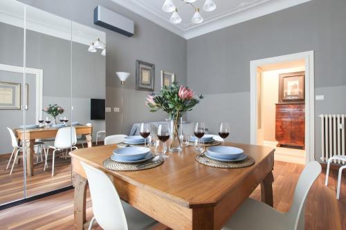 HACCA Collection - Central Milan Elegant Period 2BR 2 Baths