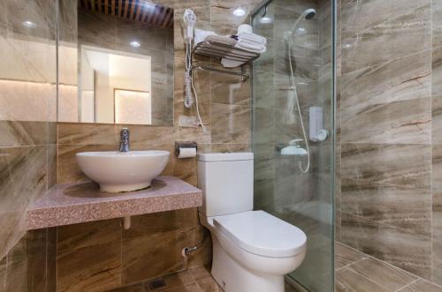 a bathroom with a toilet and a sink and a shower at 海漣天海岸民宿 & 水連天海景電梯民宿 Sea Sky Coast Homestay & Shui-lian-tian Homestay in Magong