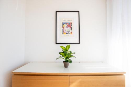 Urban Smart Living with balcony near Basel SBB & City Center - Special PICCO PICASSO 52 Apartment, up to 4 guests