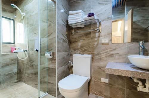 a bathroom with a toilet and a sink and a shower at 海漣天海岸民宿 & 水連天海景電梯民宿 Sea Sky Coast Homestay & Shui-lian-tian Homestay in Magong