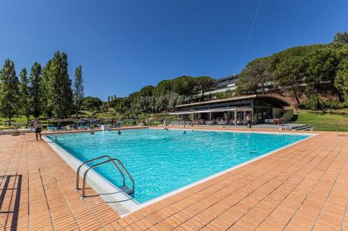 Marina Park | Outdoor Pool | Garage | Balcony