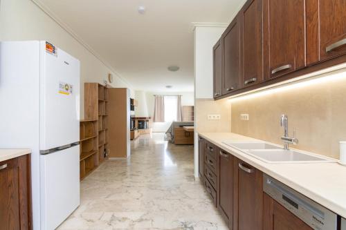 Athens Riviera & Spacious 3 BR With Balcony