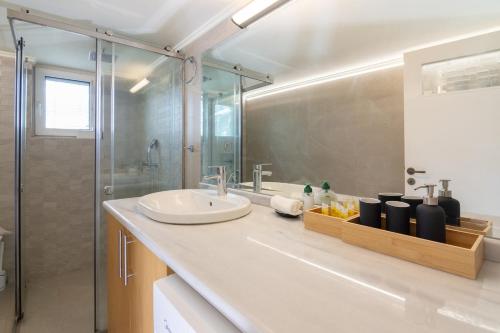 Athens Riviera & Spacious 3 BR With Balcony