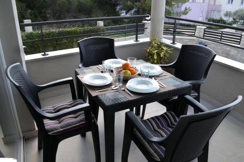 En balkon eller terrasse på Apartments Miočić