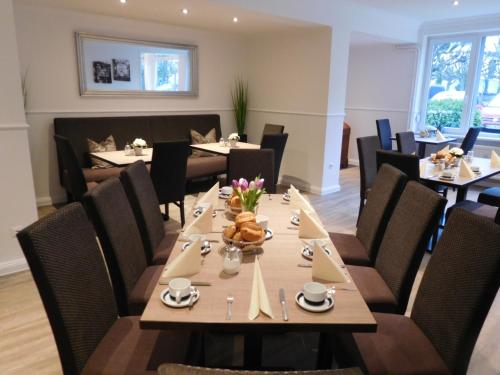 a dining room with a table and chairs at Hotel Sonnenklause in Travemünde