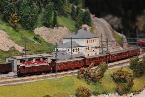 a model train with a building and a trainurrency sidx sidx sidx sidx at Apartment Nepomuk in Kirchberg an der Pielach