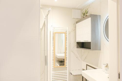 Central Spacious Apartment with Free Parking