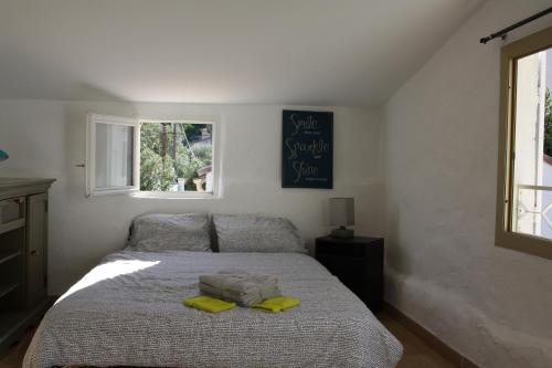 カリー・ル・ルエにあるLa Maisonnette de la Plage du Rouetのベッドルーム1室(黄色いタオルが付いたベッド1台付)