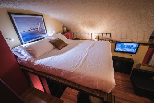 リオマッジョーレにあるSailors Rest Riomaggiore - Cinque Terreのベッドルーム1室(大型ベッド1台、テレビ2台付)