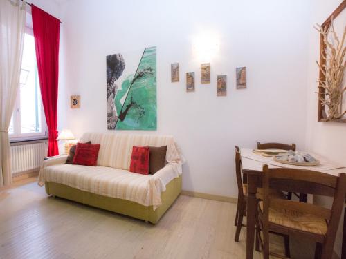 a living room with a couch and a table at A Ca Da Vaniglia in Monterosso al Mare