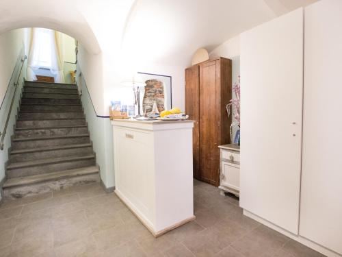 einen Flur mit einer Treppe mit weißen Wänden und einer Treppe in der Unterkunft A Ca Da Vaniglia in Monterosso al Mare