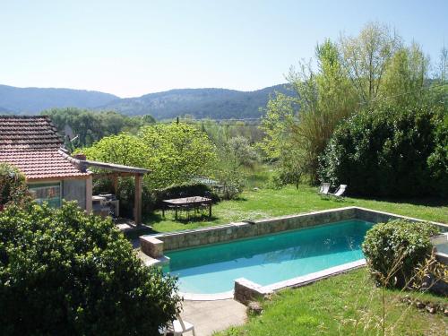 une piscine dans la cour d'une maison dans l'établissement Les Vingalières, à Salernes