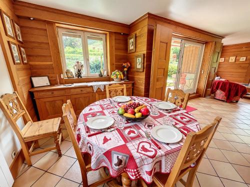 Chalet rénové avec cheminée et terrasse, proche télécabine