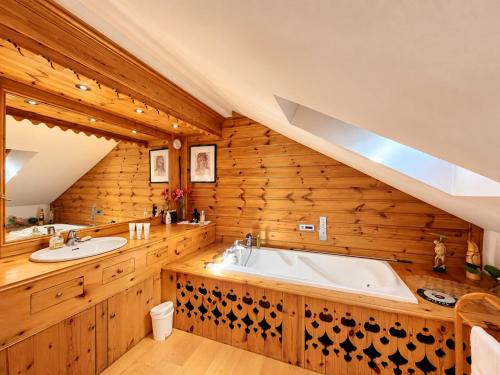 Chalet rénové avec cheminée et terrasse, proche télécabine