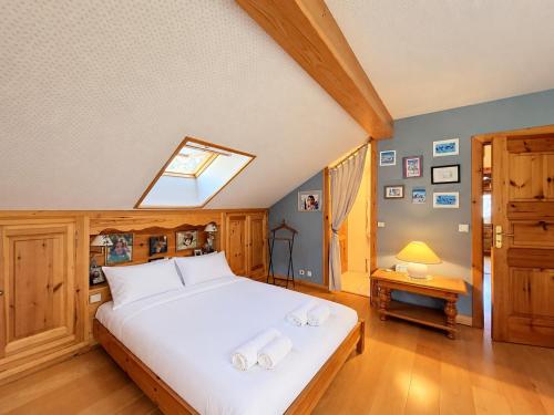 Chalet rénové avec cheminée et terrasse, proche télécabine