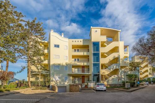 Meia Praia Beach: Golf | Perfect for Families