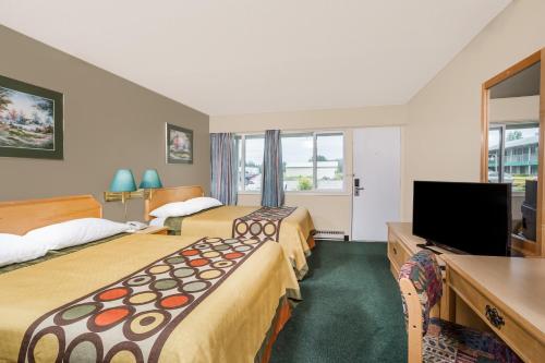 Postel nebo postele na pokoji v ubytování Super 8 by Wyndham Quesnel BC