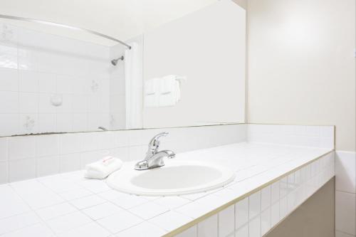 Koupelna v ubytování Quesnel Inn Motel