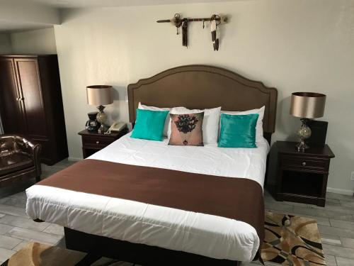a bedroom with a large bed with green and white pillows at Oak Creek Terrace Resort in Sedona