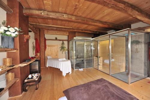 um quarto amplo com uma cabina de duche em vidro e uma mesa em La Madernassa Resort - Casalora Dimora Storica di Charme em Guarene