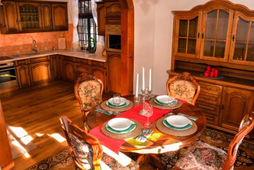 マリアーンスケー・ラーズニェにあるApartman Forstamt Glatzen Kladskaのキッチン(木製のテーブル、椅子、テーブル席付)