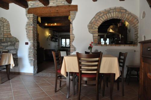 una sala da pranzo con tavolo e sedie in un edificio di Villa Asiola a Villa Vicentina