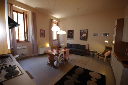 een woonkamer met een tafel en een bank bij Il Cielo in Una Stanza in Ravenna