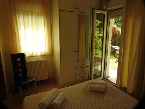 韋利卡的住宿－Garden House，卧室配有床、椅子和窗户。