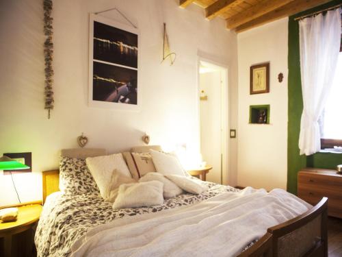 a bedroom with a bed in a room with a desk at B&B Contrada Lunga in Abbadia Lariana