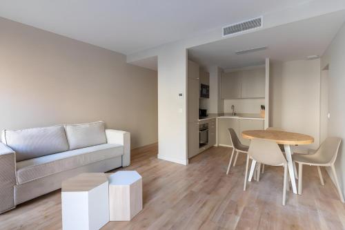 Modern Open-Air Apartment near Montmartre